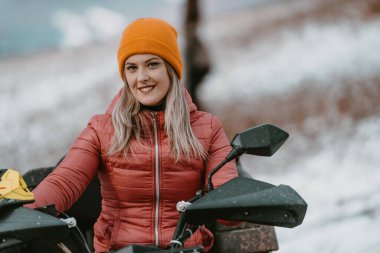 Güzel sarışın bir kadın kış harikalar diyarının tadını çıkarıyor, karla kaplı arazide heyecanlı bir avlu gezintisinden zevk alıyor, kışın ortasında neşe ve neşe saçıyor.. 