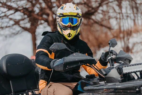 Man Fearlessly Enjoying Adventurous Ride Atv Quad Hazardous Snowy Terrain — Stock Photo, Image