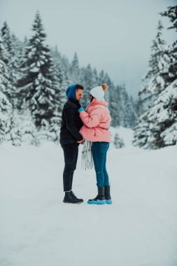Karlı bir Sevgililer Günü 'nde, bu romantik çift sıcaklığı, kahkahaları ve şefkati paylaşıyor, mutlu bir kış aşk hikayesi yaratıyor.