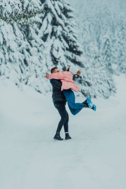 Karlı bir Sevgililer Günü 'nde, bu romantik çift sıcaklığı, kahkahaları ve şefkati paylaşıyor, mutlu bir kış aşk hikayesi yaratıyor.