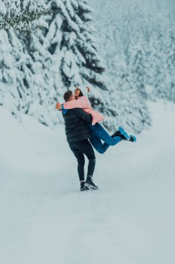 Karlı bir Sevgililer Günü 'nde, bu romantik çift sıcaklığı, kahkahaları ve şefkati paylaşıyor, mutlu bir kış aşk hikayesi yaratıyor.