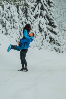 Karlı bir Sevgililer Günü 'nde, bu romantik çift sıcaklığı, kahkahaları ve şefkati paylaşıyor, mutlu bir kış aşk hikayesi yaratıyor.