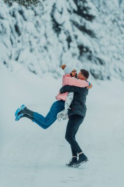 Karlı bir Sevgililer Günü 'nde, bu romantik çift sıcaklığı, kahkahaları ve şefkati paylaşıyor, mutlu bir kış aşk hikayesi yaratıyor.