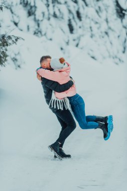 Karlı bir Sevgililer Günü 'nde, bu romantik çift sıcaklığı, kahkahaları ve şefkati paylaşıyor, mutlu bir kış aşk hikayesi yaratıyor.