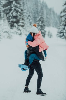 Karlı bir Sevgililer Günü 'nde, bu romantik çift sıcaklığı, kahkahaları ve şefkati paylaşıyor, mutlu bir kış aşk hikayesi yaratıyor.