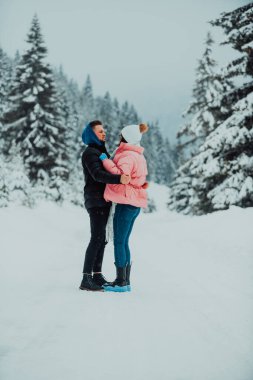 Karlı bir Sevgililer Günü 'nde, bu romantik çift sıcaklığı, kahkahaları ve şefkati paylaşıyor, mutlu bir kış aşk hikayesi yaratıyor.