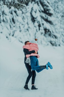 Karlı bir Sevgililer Günü 'nde, bu romantik çift sıcaklığı, kahkahaları ve şefkati paylaşıyor, mutlu bir kış aşk hikayesi yaratıyor.