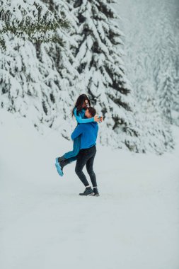 Karlı bir Sevgililer Günü 'nde, bu romantik çift sıcaklığı, kahkahaları ve şefkati paylaşıyor, mutlu bir kış aşk hikayesi yaratıyor.