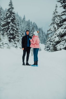 Karlı bir Sevgililer Günü 'nde, bu romantik çift sıcaklığı, kahkahaları ve şefkati paylaşıyor, mutlu bir kış aşk hikayesi yaratıyor.