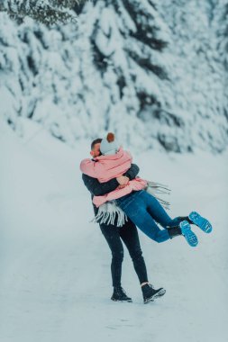 Karlı bir Sevgililer Günü 'nde, bu romantik çift sıcaklığı, kahkahaları ve şefkati paylaşıyor, mutlu bir kış aşk hikayesi yaratıyor.