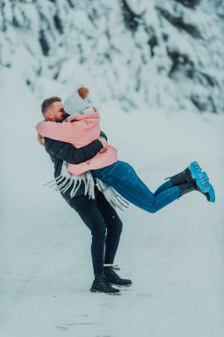 Karlı bir Sevgililer Günü 'nde, bu romantik çift sıcaklığı, kahkahaları ve şefkati paylaşıyor, mutlu bir kış aşk hikayesi yaratıyor.