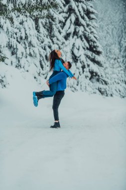 Karlı bir Sevgililer Günü 'nde, bu romantik çift sıcaklığı, kahkahaları ve şefkati paylaşıyor, mutlu bir kış aşk hikayesi yaratıyor.