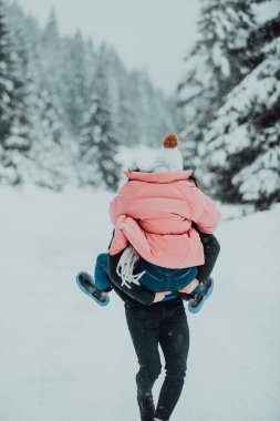 Karlı bir Sevgililer Günü 'nde, bu romantik çift sıcaklığı, kahkahaları ve şefkati paylaşıyor, mutlu bir kış aşk hikayesi yaratıyor.