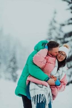 Karlı bir Sevgililer Günü 'nde, bu romantik çift sıcaklığı, kahkahaları ve şefkati paylaşıyor, mutlu bir kış aşk hikayesi yaratıyor.
