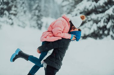 Karlı bir Sevgililer Günü 'nde, bu romantik çift sıcaklığı, kahkahaları ve şefkati paylaşıyor, mutlu bir kış aşk hikayesi yaratıyor.