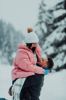 Karlı bir Sevgililer Günü 'nde, bu romantik çift sıcaklığı, kahkahaları ve şefkati paylaşıyor, mutlu bir kış aşk hikayesi yaratıyor.