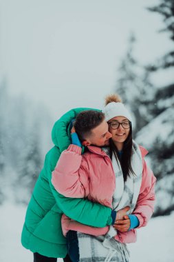Karlı bir Sevgililer Günü 'nde, bu romantik çift sıcaklığı, kahkahaları ve şefkati paylaşıyor, mutlu bir kış aşk hikayesi yaratıyor.