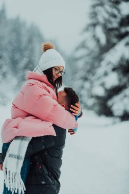 Karlı bir Sevgililer Günü 'nde, bu romantik çift sıcaklığı, kahkahaları ve şefkati paylaşıyor, mutlu bir kış aşk hikayesi yaratıyor.