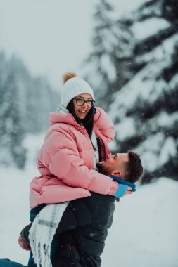 Karlı bir Sevgililer Günü 'nde, bu romantik çift sıcaklığı, kahkahaları ve şefkati paylaşıyor, mutlu bir kış aşk hikayesi yaratıyor.