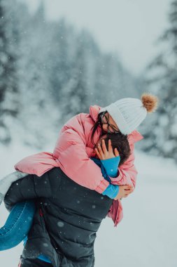 Karlı bir Sevgililer Günü 'nde, bu romantik çift sıcaklığı, kahkahaları ve şefkati paylaşıyor, mutlu bir kış aşk hikayesi yaratıyor.