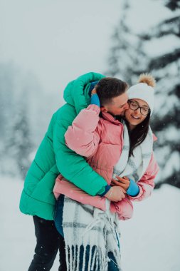 Karlı bir Sevgililer Günü 'nde, bu romantik çift sıcaklığı, kahkahaları ve şefkati paylaşıyor, mutlu bir kış aşk hikayesi yaratıyor.