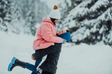 Karlı bir Sevgililer Günü 'nde, bu romantik çift sıcaklığı, kahkahaları ve şefkati paylaşıyor, mutlu bir kış aşk hikayesi yaratıyor.