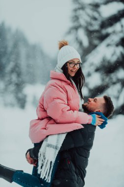 Karlı bir Sevgililer Günü 'nde, bu romantik çift sıcaklığı, kahkahaları ve şefkati paylaşıyor, mutlu bir kış aşk hikayesi yaratıyor.