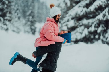 Karlı bir Sevgililer Günü 'nde, bu romantik çift sıcaklığı, kahkahaları ve şefkati paylaşıyor, mutlu bir kış aşk hikayesi yaratıyor.