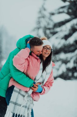 Karlı bir Sevgililer Günü 'nde, bu romantik çift sıcaklığı, kahkahaları ve şefkati paylaşıyor, mutlu bir kış aşk hikayesi yaratıyor.