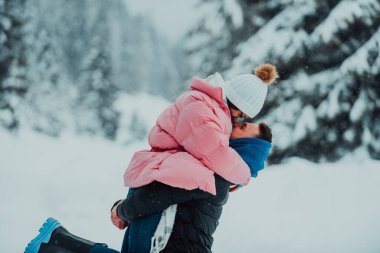 Karlı bir Sevgililer Günü 'nde, bu romantik çift sıcaklığı, kahkahaları ve şefkati paylaşıyor, mutlu bir kış aşk hikayesi yaratıyor.