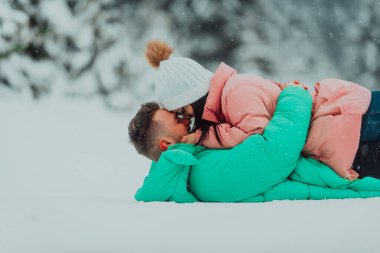 Sevgililer Günü 'nde, bu aşk dolu çift büyüleyici anılar yaratıyor. Karlı arka planda oynayıp gülüyorlar. Kışın harikalar diyarında aşkı kutluyorlar.. 