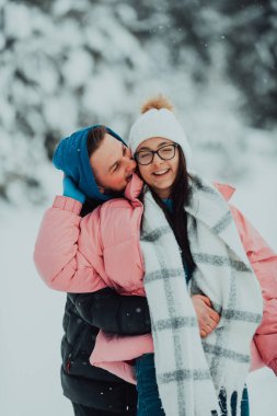 Karlı bir Sevgililer Günü 'nde, bu romantik çift sıcaklığı, kahkahaları ve şefkati paylaşıyor, mutlu bir kış aşk hikayesi yaratıyor.