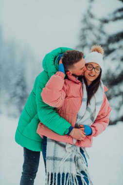 Karlı bir Sevgililer Günü 'nde, bu romantik çift sıcaklığı, kahkahaları ve şefkati paylaşıyor, mutlu bir kış aşk hikayesi yaratıyor.