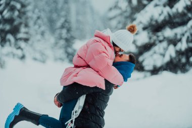 Karlı bir Sevgililer Günü 'nde, bu romantik çift sıcaklığı, kahkahaları ve şefkati paylaşıyor, mutlu bir kış aşk hikayesi yaratıyor.