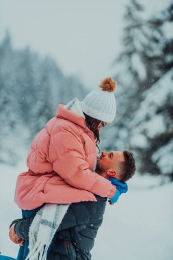 Karlı bir Sevgililer Günü 'nde, bu romantik çift sıcaklığı, kahkahaları ve şefkati paylaşıyor, mutlu bir kış aşk hikayesi yaratıyor.