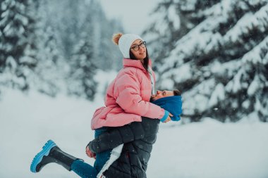 Karlı bir Sevgililer Günü 'nde, bu romantik çift sıcaklığı, kahkahaları ve şefkati paylaşıyor, mutlu bir kış aşk hikayesi yaratıyor.