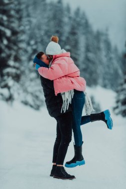 Karlı bir Sevgililer Günü 'nde, bu romantik çift sıcaklığı, kahkahaları ve şefkati paylaşıyor, mutlu bir kış aşk hikayesi yaratıyor.