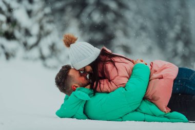 Sevgililer Günü 'nde, bu aşk dolu çift büyüleyici anılar yaratıyor. Karlı arka planda oynayıp gülüyorlar. Kışın harikalar diyarında aşkı kutluyorlar.. 