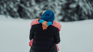 Karlı bir Sevgililer Günü 'nde, bu romantik çift sıcaklığı, kahkahaları ve şefkati paylaşıyor, mutlu bir kış aşk hikayesi yaratıyor.