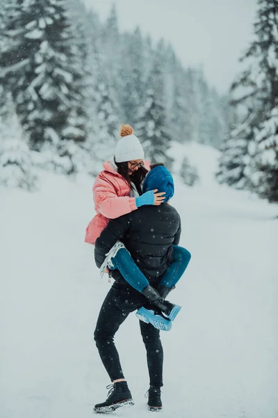 Snöig Alla Hjärtans Dag Delar Detta Romantiska Par Värme Skratt — Stockfoto