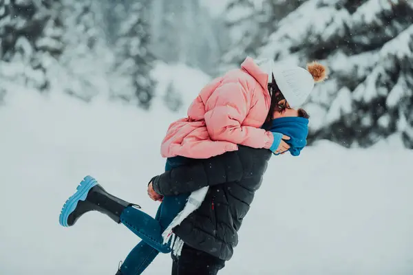 Einem Verschneiten Valentinstag Teilt Dieses Romantische Paar Wärme Lachen Und — Stockfoto