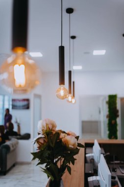 Modern dekorasyonu, modern mobilyaları, modern ekipmanları ve rahat ve profesyonel bir deneyim için hoş bir atmosferi olan iyi tasarlanmış bir dişçi ofisi.. 