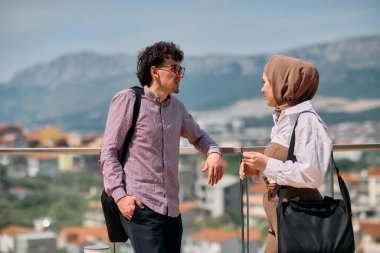 Ofiste bir gün geçirdikten sonra, bir iş adamı tesettürlü Müslüman meslektaşıyla konuşmaya başlar.. 
