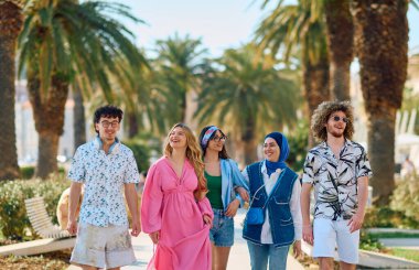 Yaz kıyafetleri içinde çeşitli turist grupları, geniş tebessümleriyle turistik şehirde geziniyor, gezintilerinin tadını çıkarıyorlar.. 