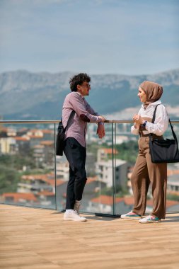 Ofiste bir gün geçirdikten sonra, bir iş adamı tesettürlü Müslüman meslektaşıyla konuşmaya başlar.. 