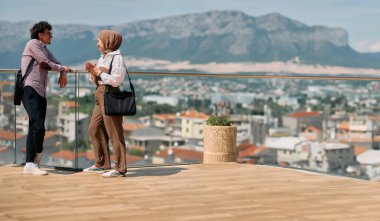 Ofiste bir gün geçirdikten sonra, bir iş adamı tesettürlü Müslüman meslektaşıyla konuşmaya başlar.. 
