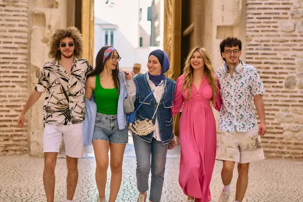 Různorodá Skupina Turistů Oblečená Letních Šatech Prochází Turistickým Městem Širokými Stock Obrázky