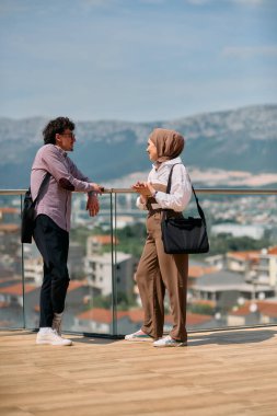 Ofiste bir gün geçirdikten sonra, bir iş adamı tesettürlü Müslüman meslektaşıyla konuşmaya başlar.. 