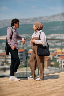 Ofiste bir gün geçirdikten sonra, bir iş adamı tesettürlü Müslüman meslektaşıyla konuşmaya başlar.. 