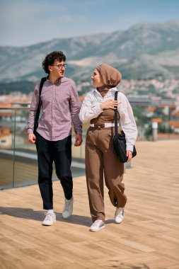 Ofiste bir gün geçirdikten sonra, bir iş adamı tesettürlü Müslüman meslektaşıyla konuşmaya başlar.. 